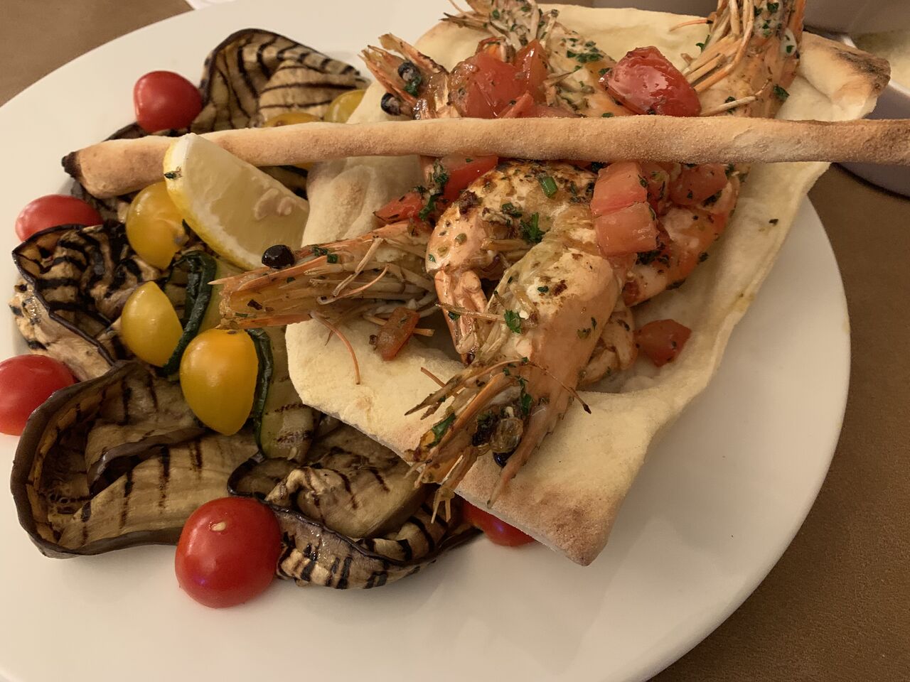 Gamberi in crosta di pane con legumi grigliata...