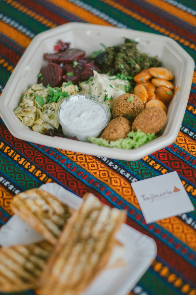 Leichte Kost für den feinen Gaumen, ohne Kompromisse beim Geschmack.
Die Vorspeisenplatte mit Falafel und Joghurt-Minz-Dip