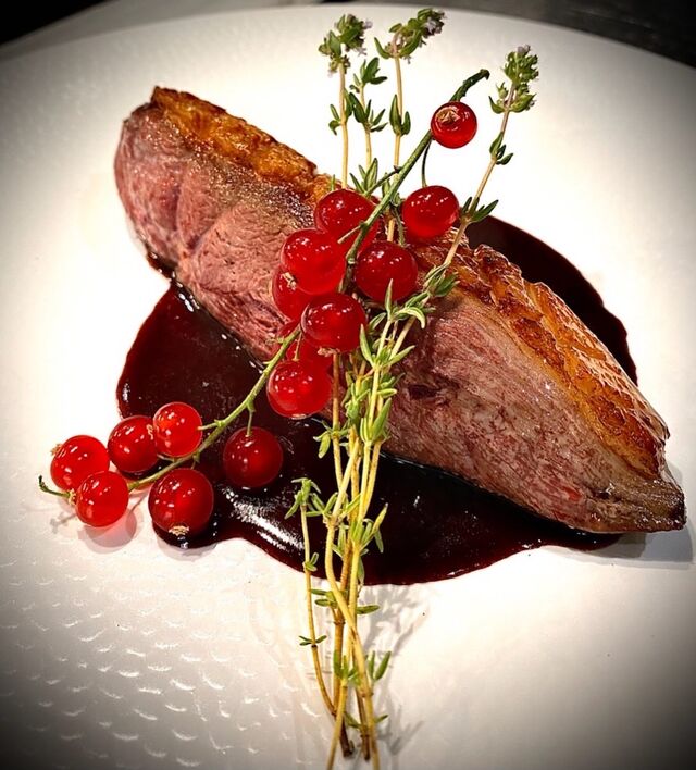 - Magret de canard de la Ferme de Beauregard fumé aux copeaux de cerisier sauce grand veneur