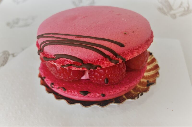Macarons framboise :
macarons , mousse framboise , framboise fraîche 