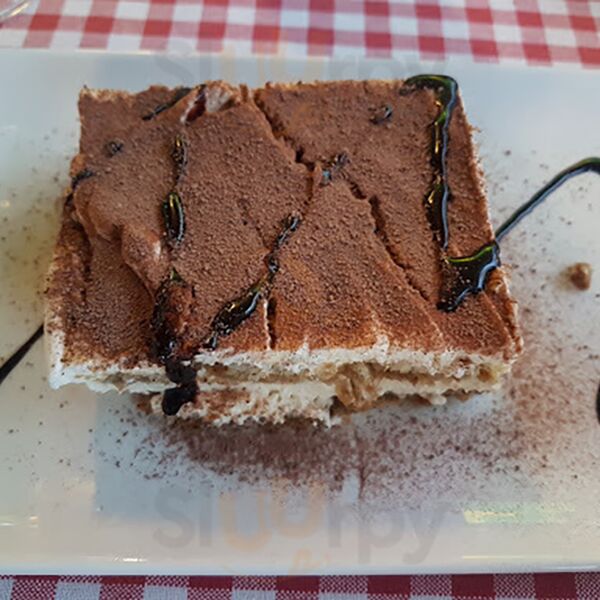 Und zum Nachtisch ein leckeres Tiramisu, eine
italienische Kuchenspezialität mit Mascarpone und Amaretto.