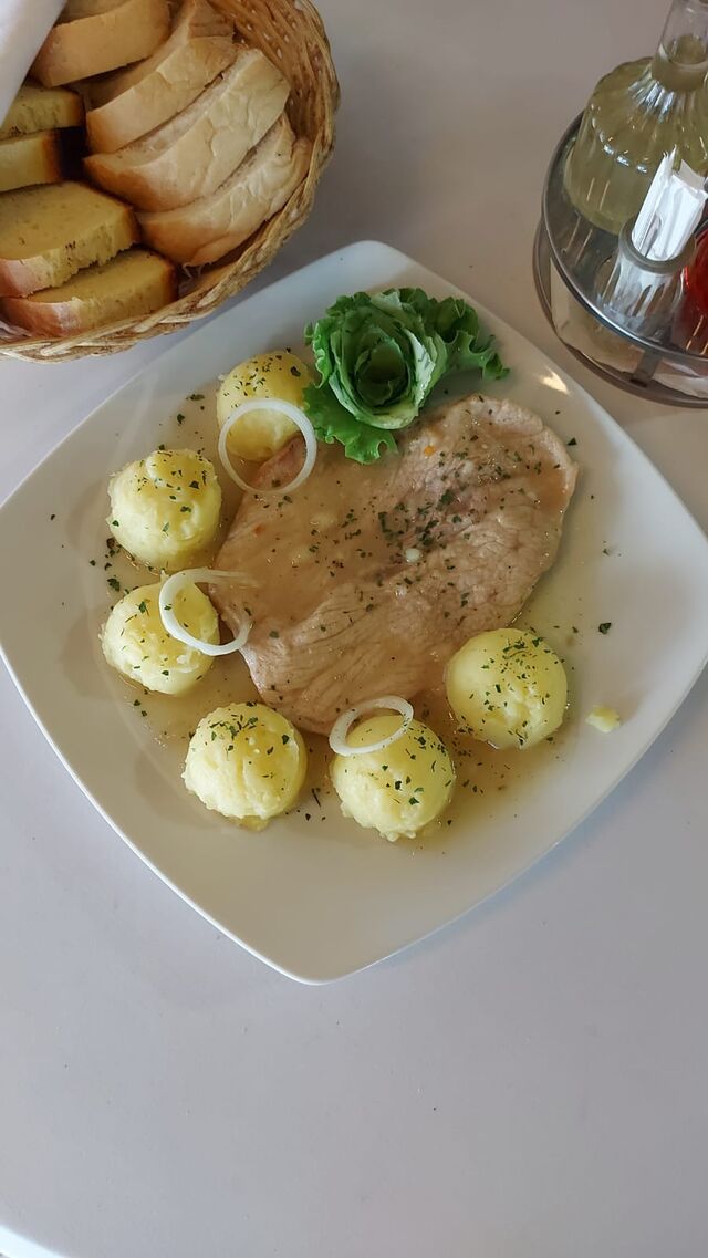 Naravni odrezak, pire krumpir, salata