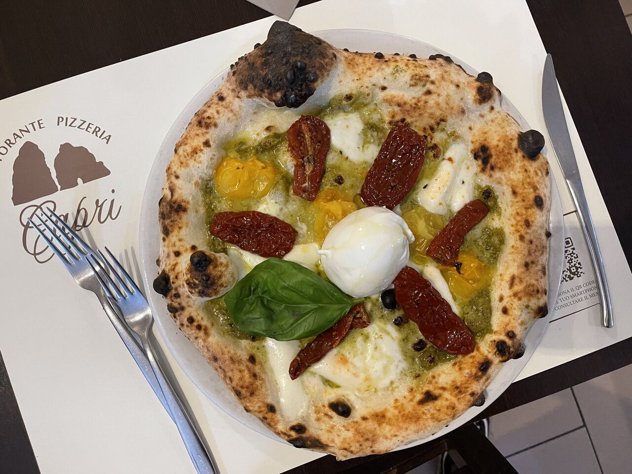 NENNELLA: pesto, mozzarella, pomodorini gialli, pomodori secchi e burrata.