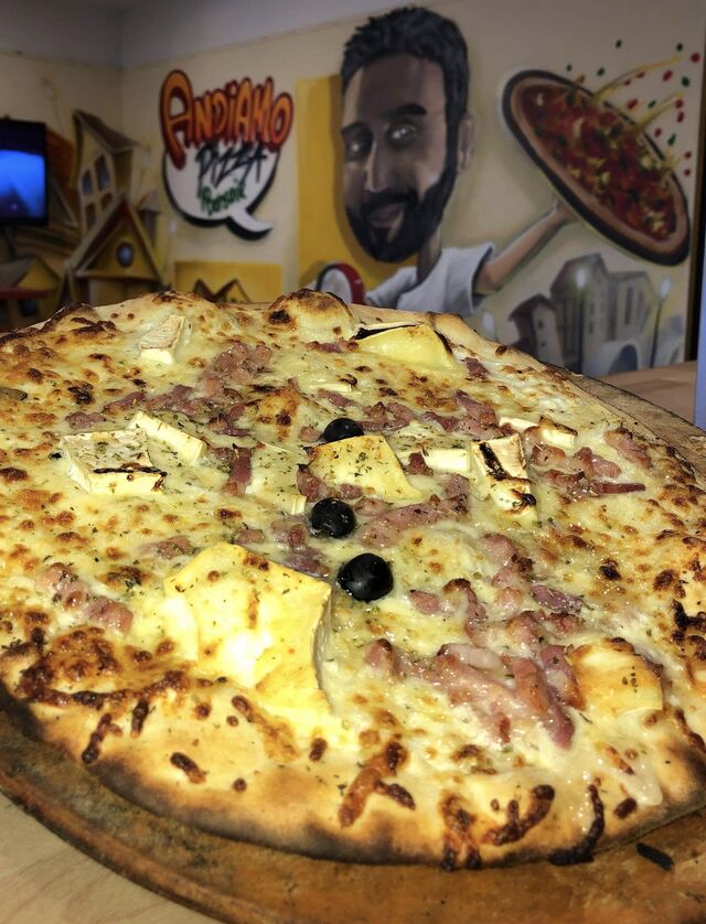 Winnie: base crème, emmental, chèvre, lardon, miel