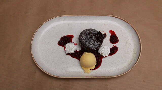 Čokoládový fondant s omáčkou a zmrzlinou