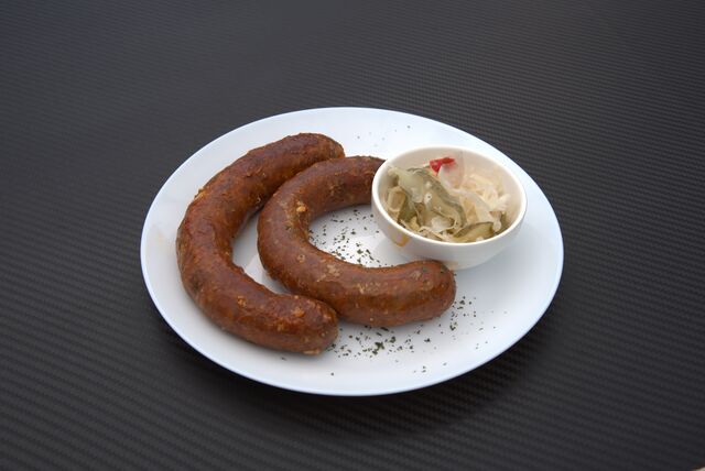 Saját fűszerezésű sült kolbász, házi savanyúsággal.