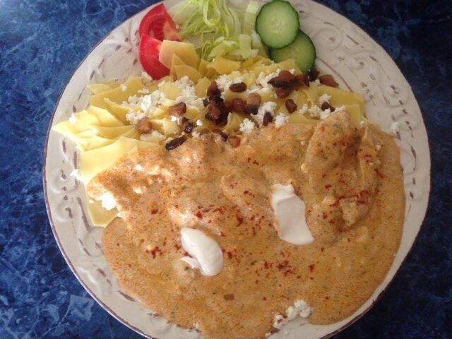 Harcsapaprikás töpörtyűs házi túrós csuszával