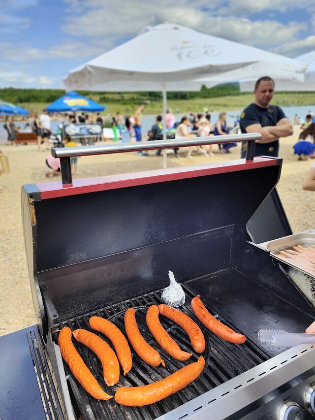 V letní sezóně grilujeme každý den u jezera Milada od 10h do 22h.