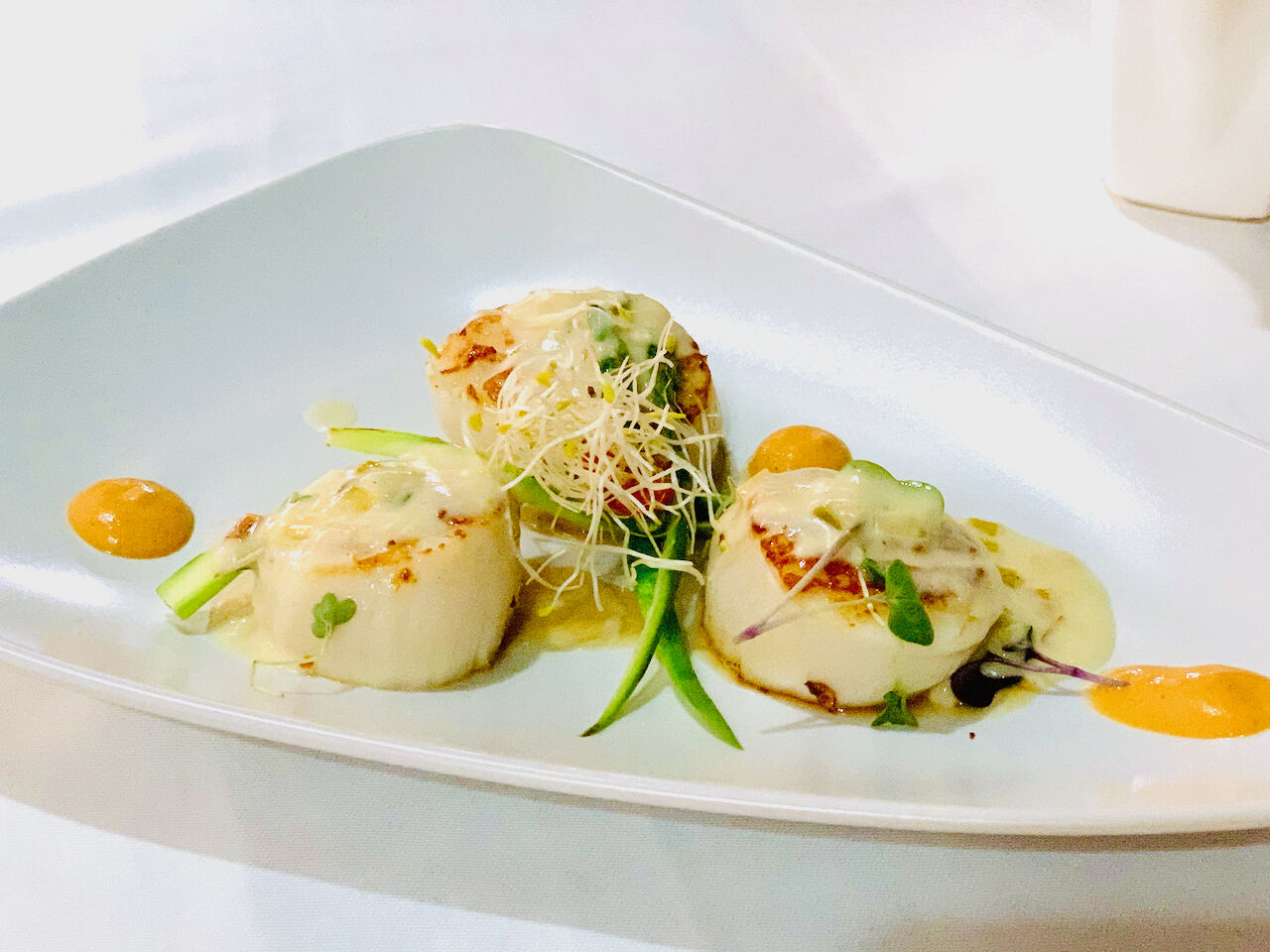Vieiras frescas a la plancha con crema de puerros y verduras