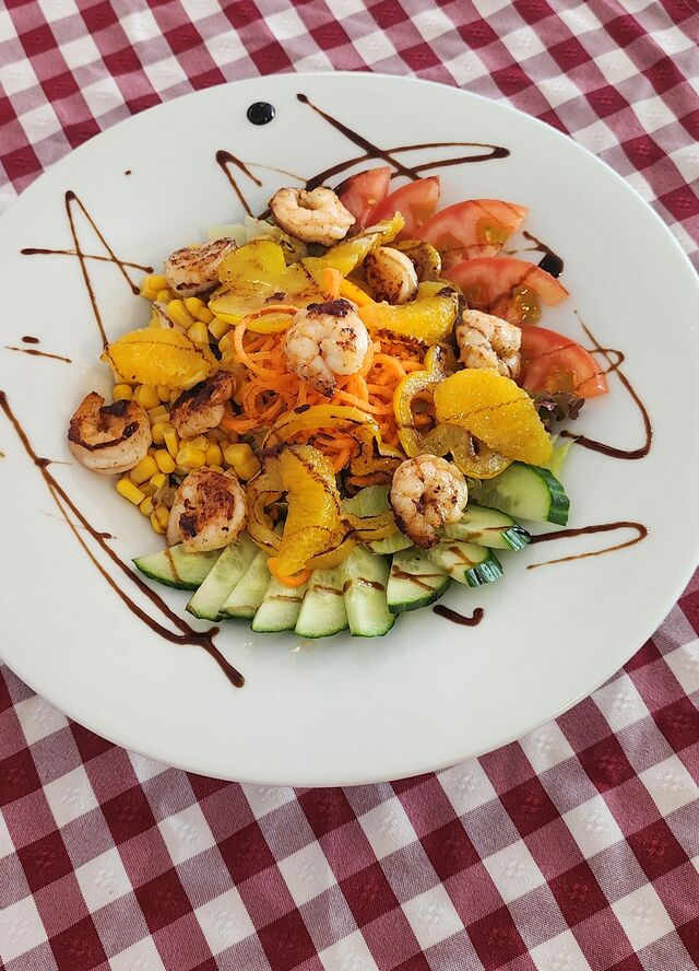 Mediterraner Salat mit Garnelen