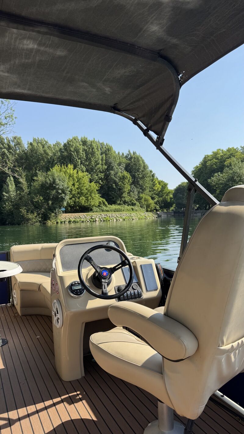 Prêts à prendre les commandes du bateau ? Découvrez le poste de pilotage