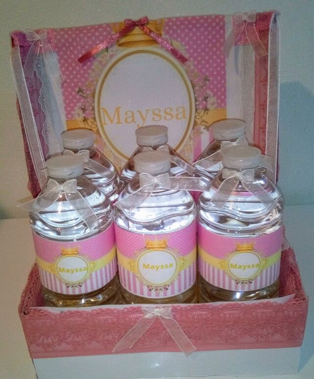 Bouteilles d'eau personnalisées avec leur boîte de présentation pour un baby shower