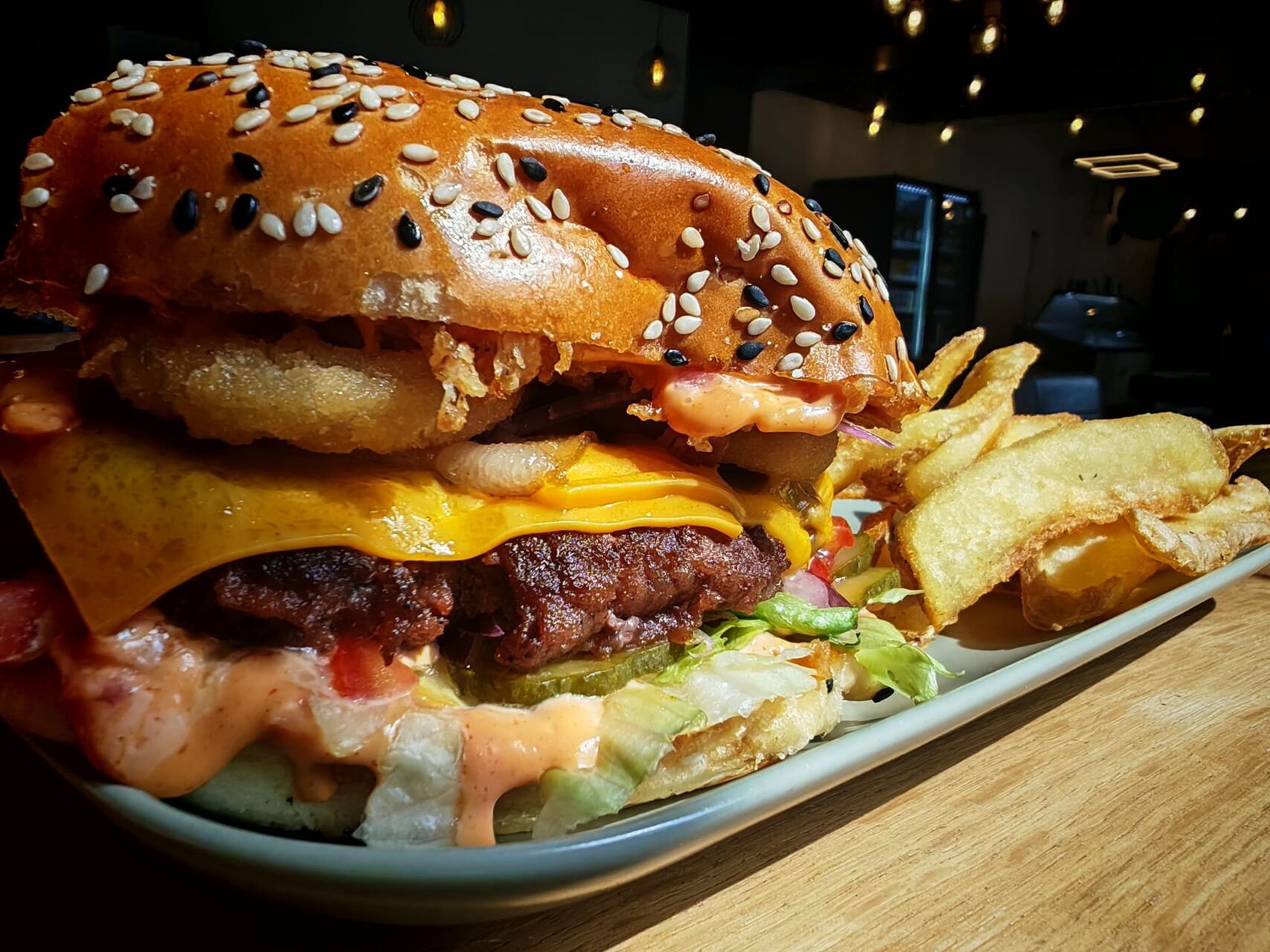 TE AȘTEAPTĂM LA BURGERUL SAVUROS! 🔥🍔
