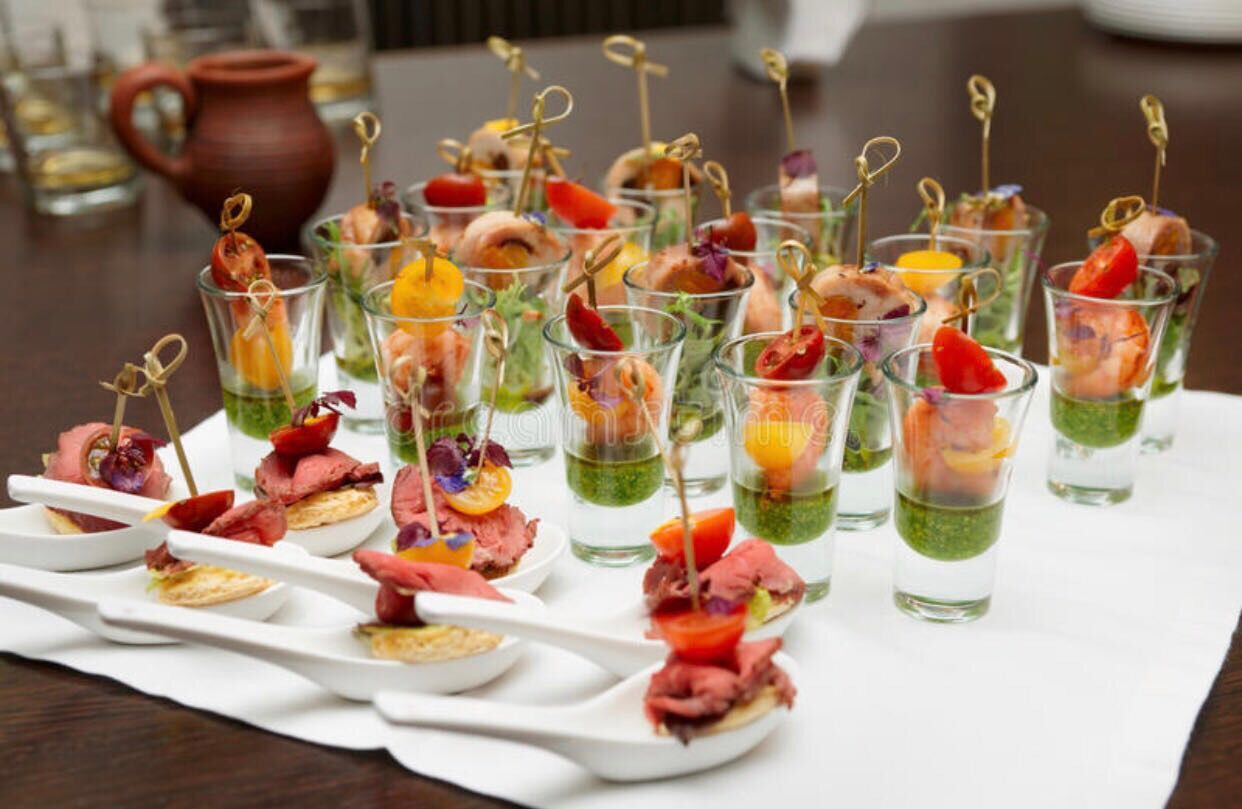 Tapitas en vasos y cucharitas