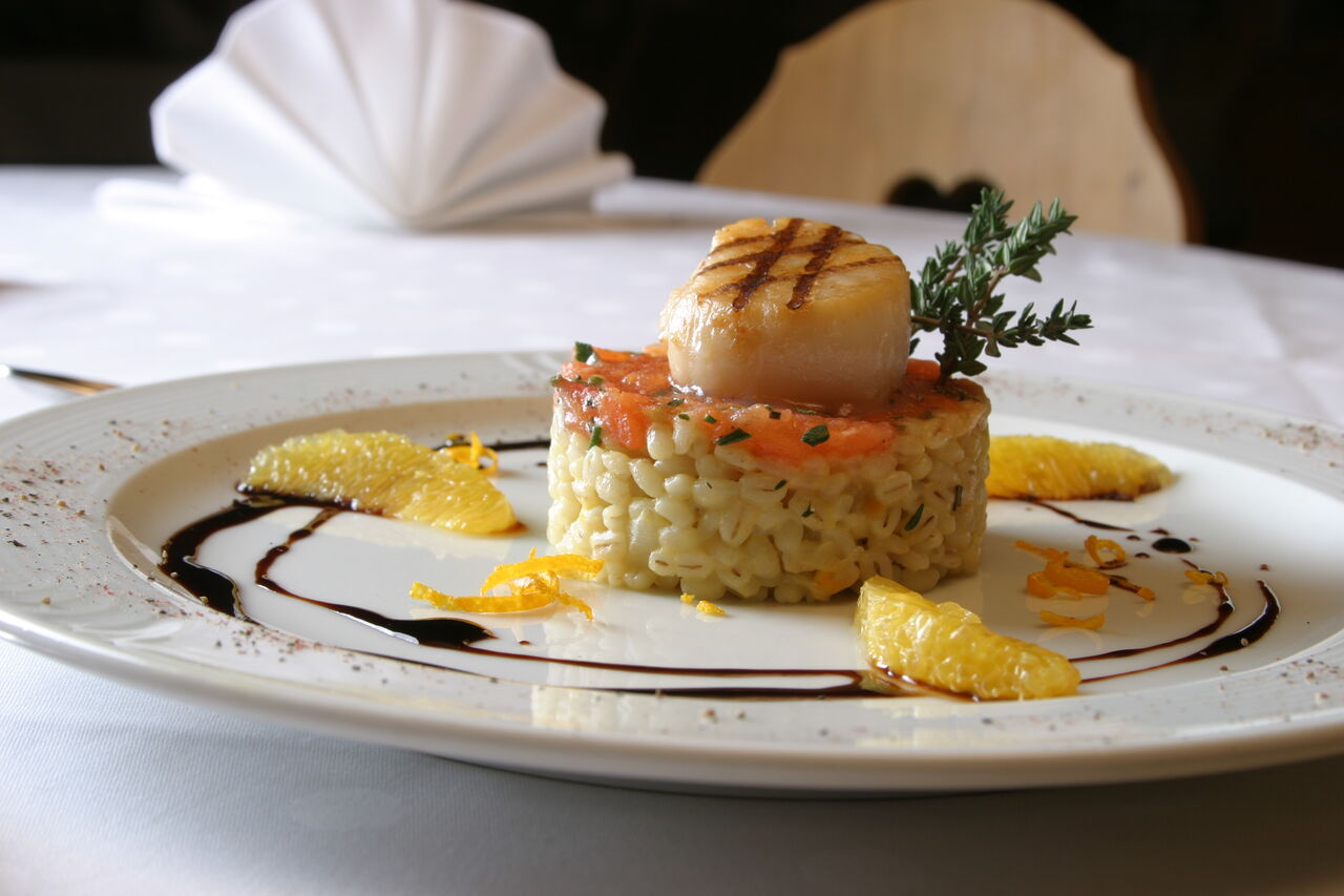 Gebratene Jacobsmuschel/Orangen-Graupen-Risotto/Tomaten-Confit
Kreation:Thomas Semmler(Restaurant Haus Kleineichen)