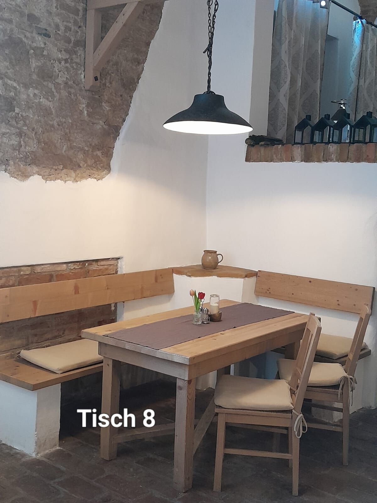 Tisch 8