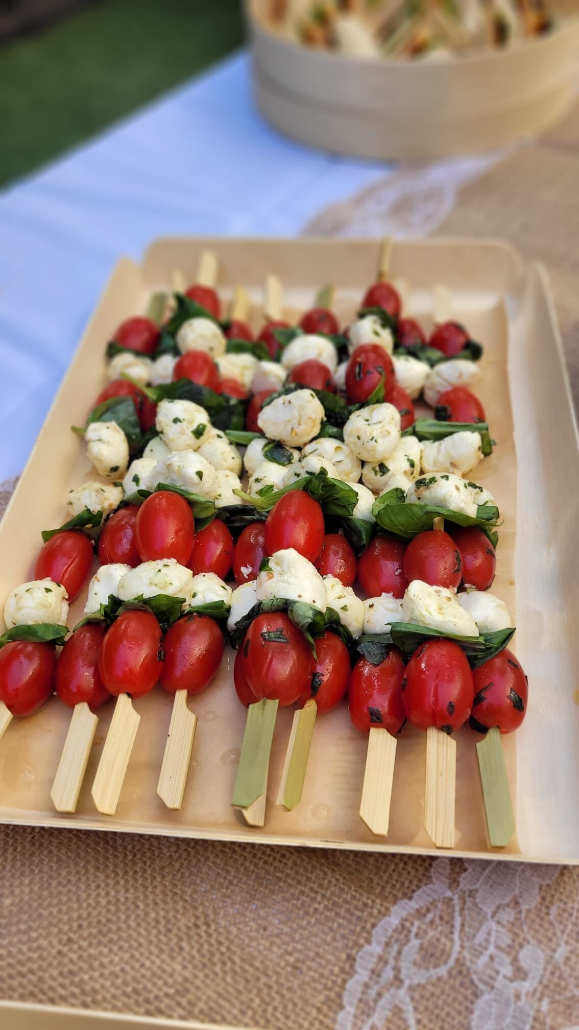 Brochettes tomates, mozza, basilic frais. 