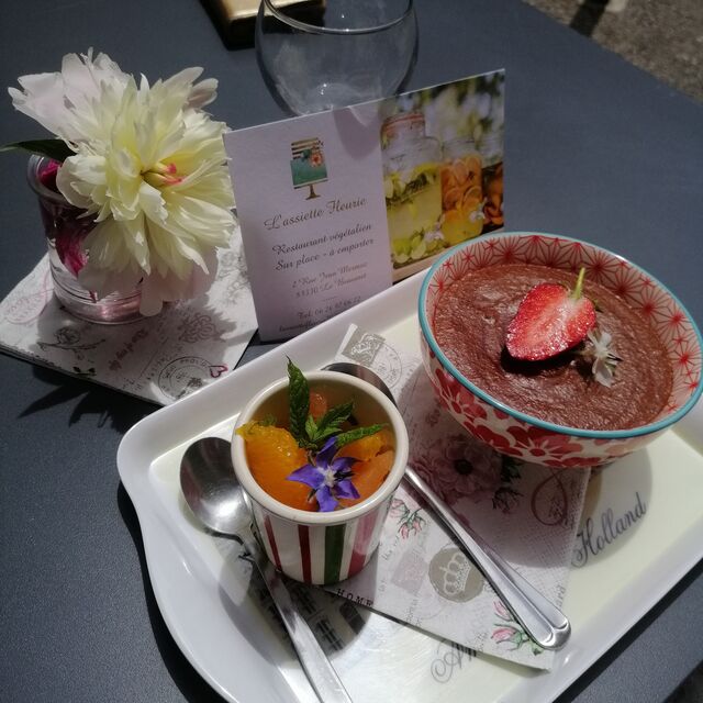 Mousse au chocolat à la fève tonka accompagnée de suprêmes d'agrumes à la menthe