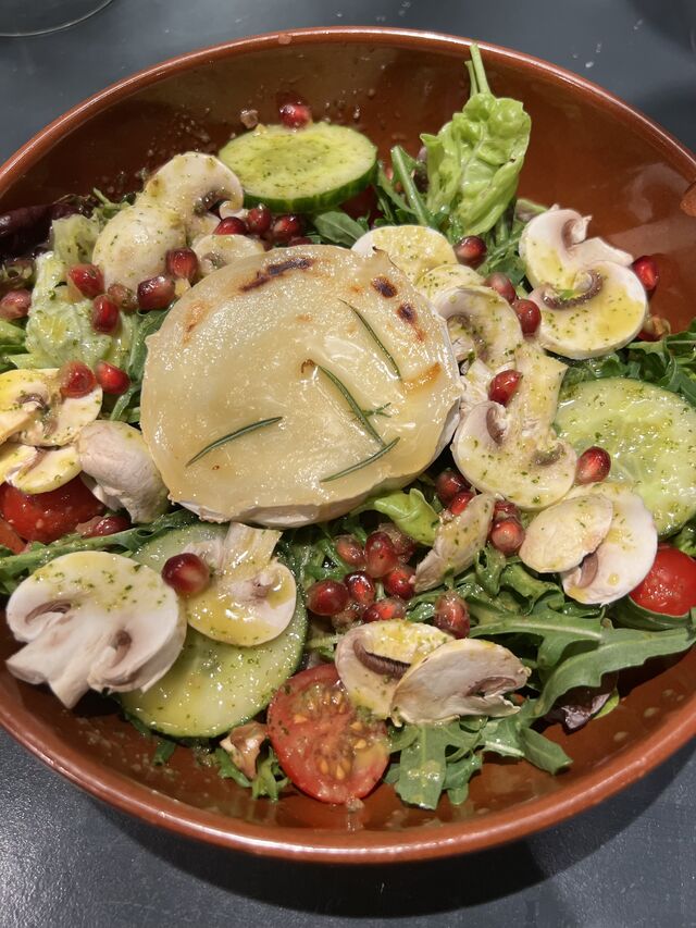 Salat mit gratinierter Ziegenkäse 