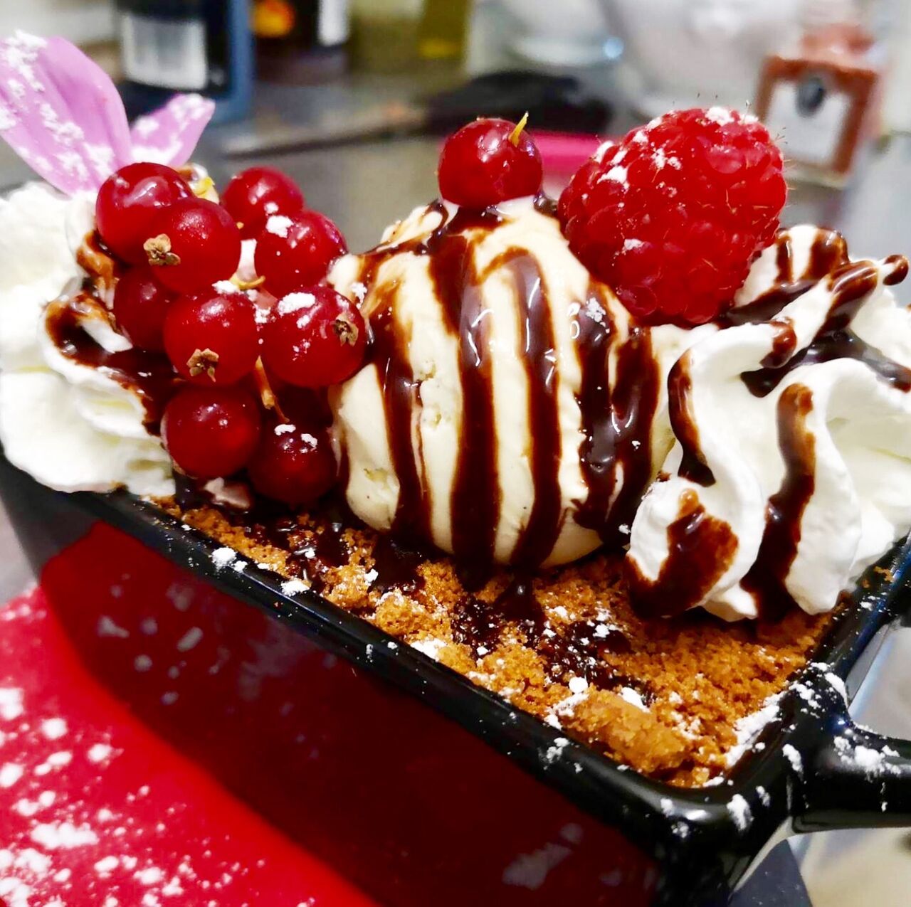 Crumble de poires caramélisées au Spéculos, glace vanille 