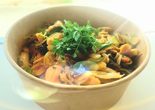 Wok aux légumes croquants et poulet aux épices 