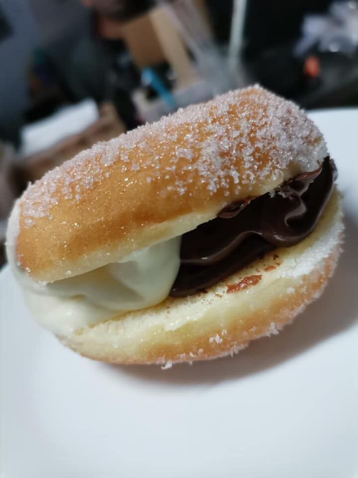 Bola de Berlim com dois chocolates