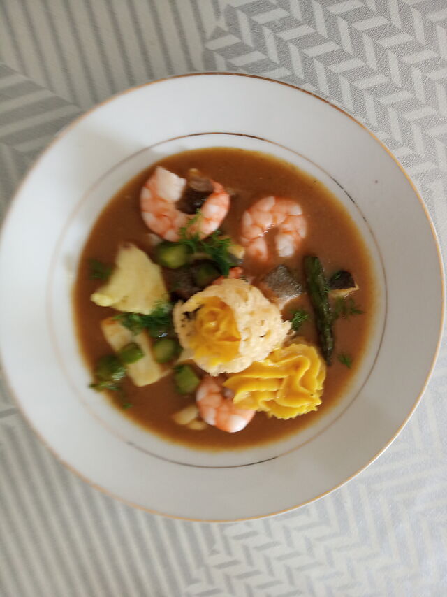 Nage méditerranéen ne anisée,biscuit de parmesan et rouille