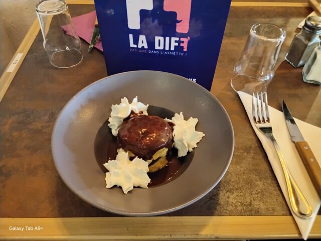 Profiterole Géant, Glace Vanille, Chocolat Chaud et Chantilly