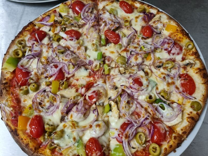 Vegetarianská Pizza -229,- kč - Rajčatová omáčka, žampiony, zel. paprika, zelené olivy, cherry rajčátka, mozzarella
