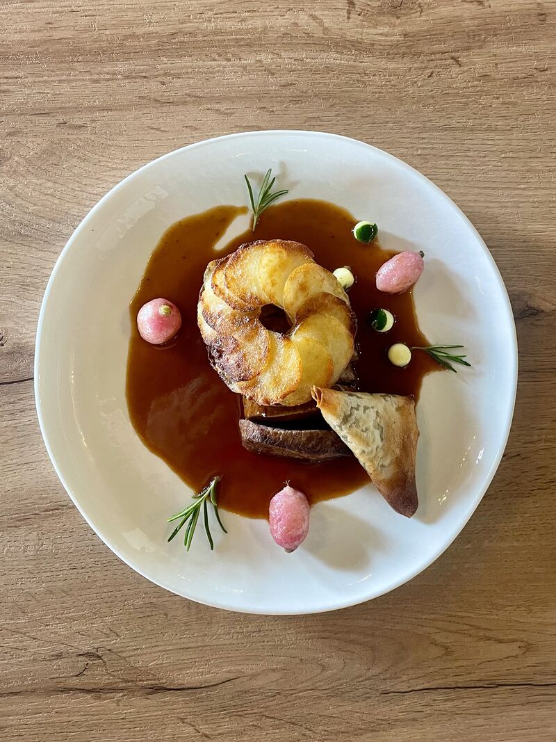 Faux filet d'agneau, samoussa d'épaule confite, jus réduit et pomme Anna