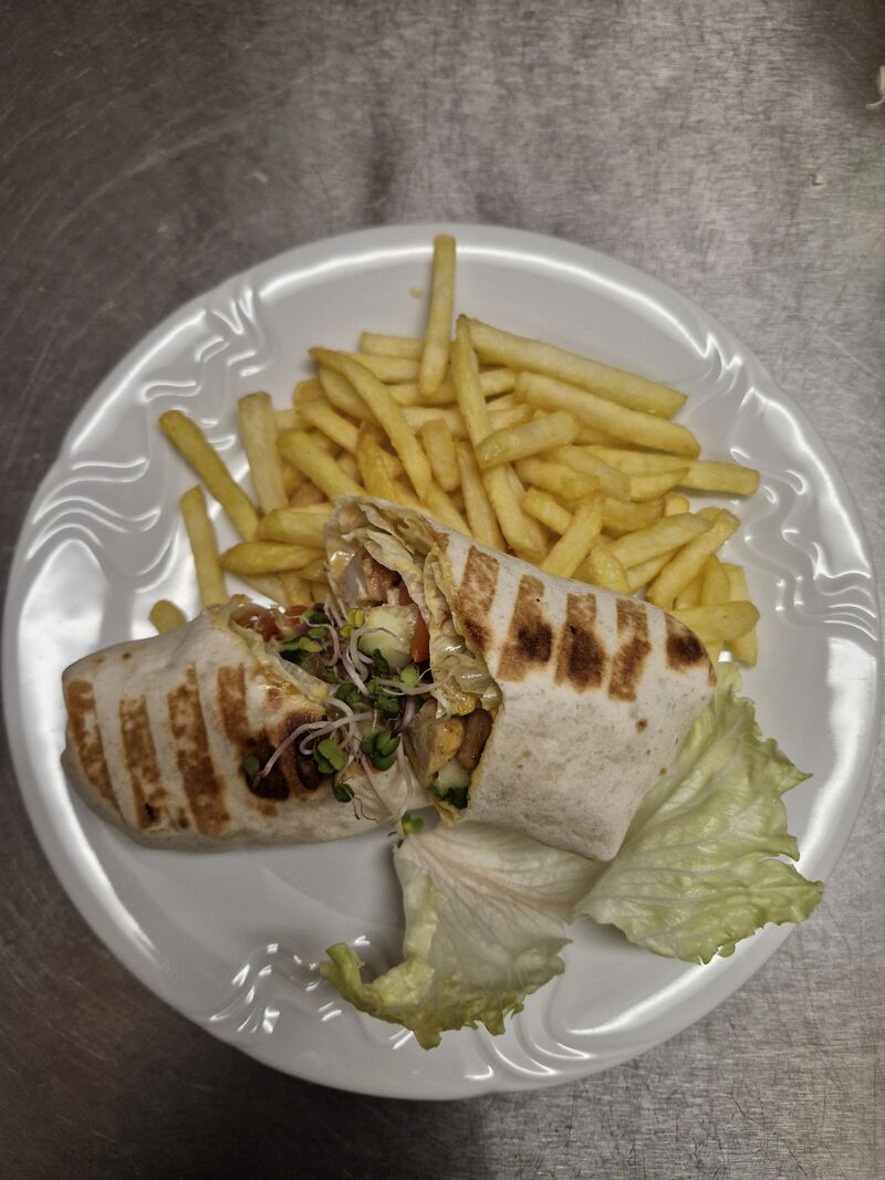 Plněná tortilla, hranolky 