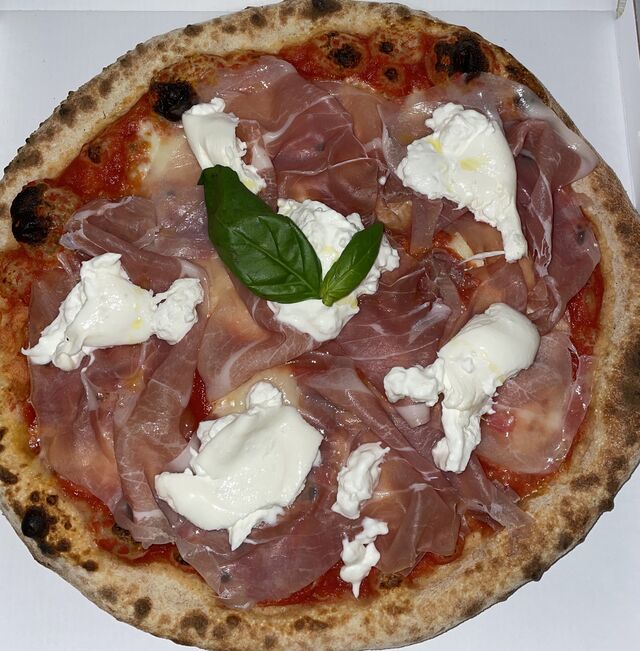 Salentina:
pomodoro, mozzarella fior di latte, prosciutto crudo, burrata, basilico e olio extravergine d’oliva