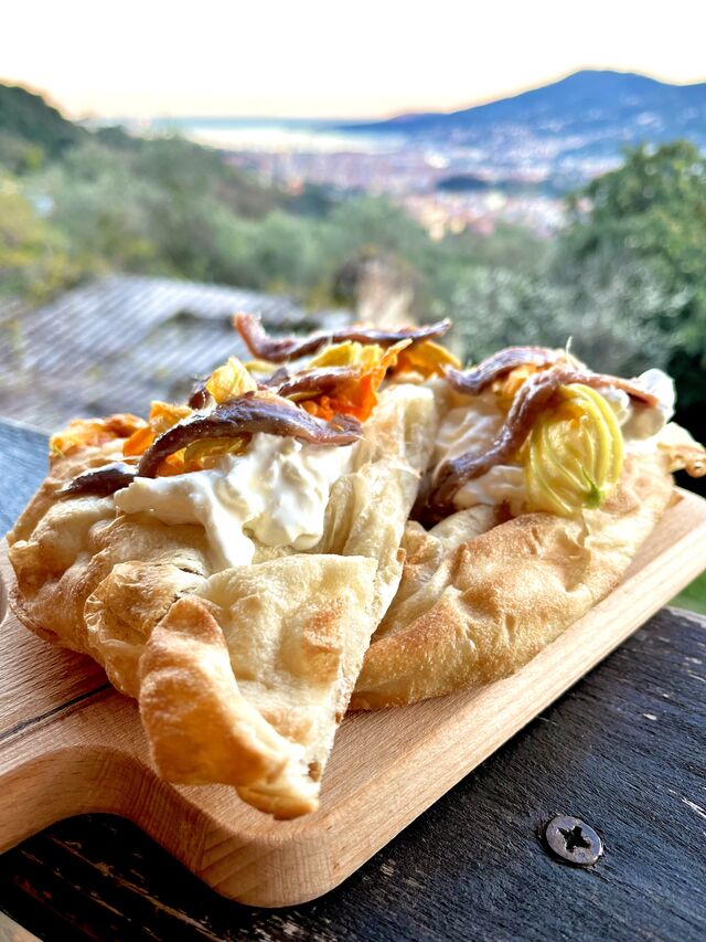 focaccia stracciatella, fiori di zucca e acciughe