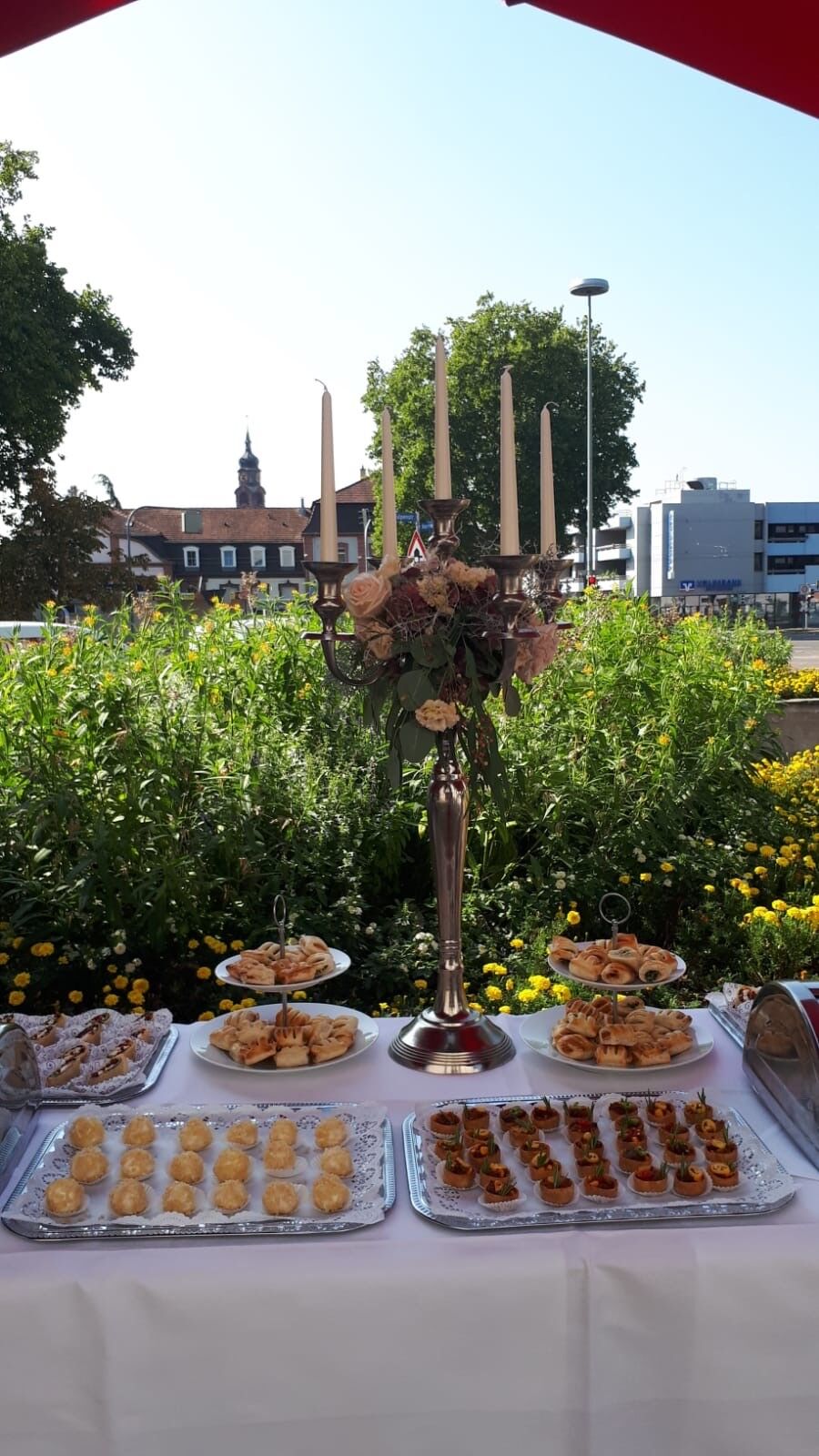 Sektempfang direkt vor dem Standesamt oder der Kirche .
Dann haben Sie genügend Zeit, alle Gäste in Ruhe zu begrüßen....