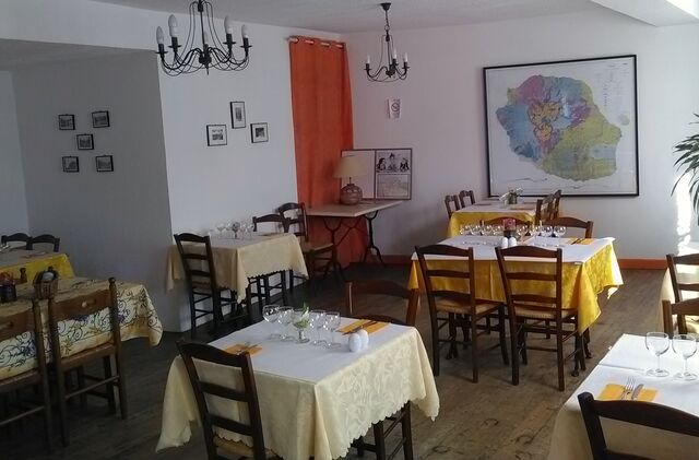 Notre belle salle de restaurant, décoré sur le thème de LA REUNION 