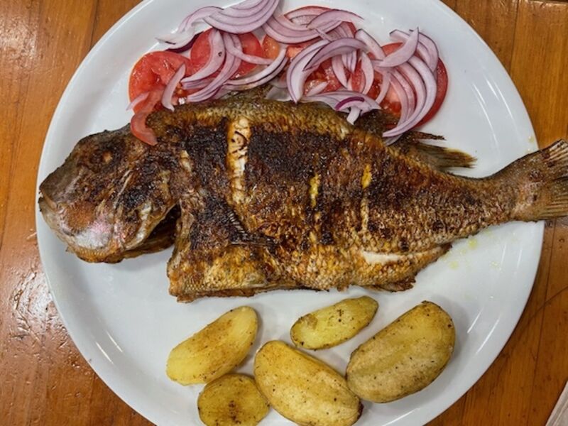 Pescado a la brasa marinado al estilo de África del oeste
