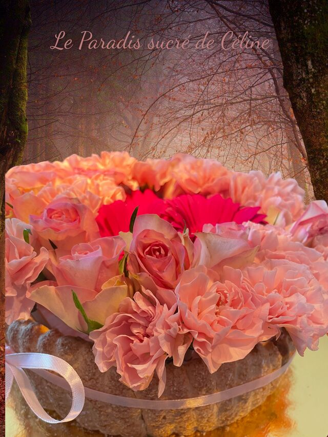 Charlotte aux Fruits avec de vraies fleurs ! bien sur elles n'ont pas de contact avec le gâteau ,elles ne sont pas comestibles