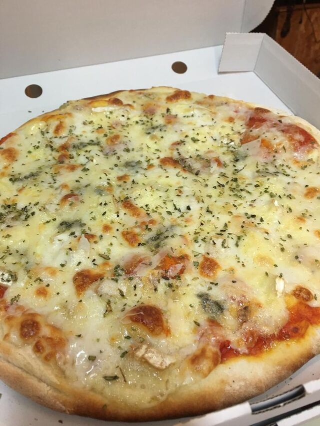 Quattro Formaggi - Tomate, mozzarella, parmesano, gorgonzola, brie, orégano