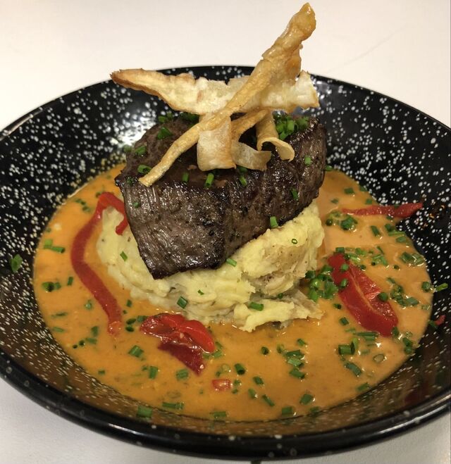 Pavé de rumsteack mariné à la plancha, écrasée de pommes de terre et sauce chumichurri