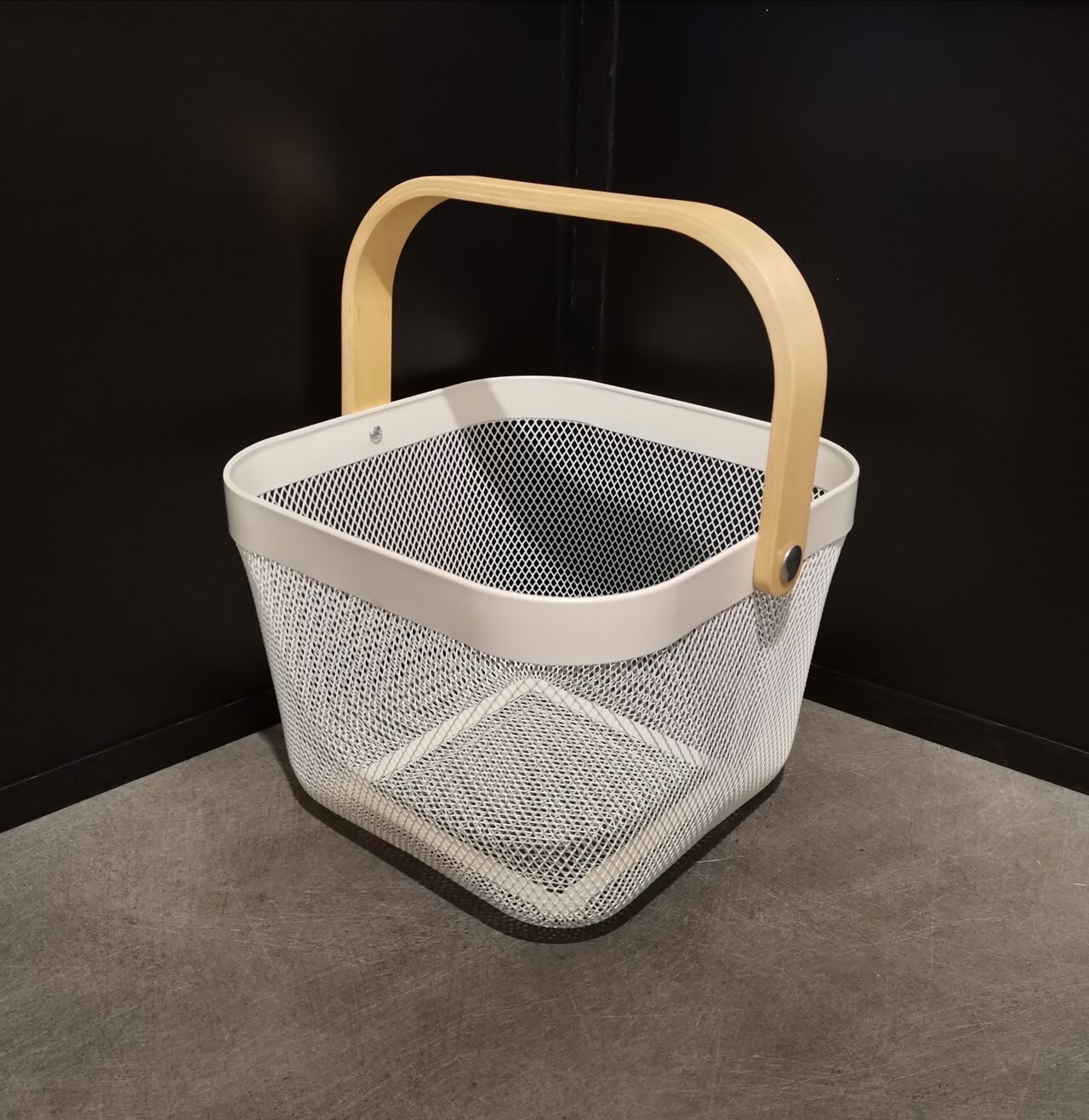 panier de couleur blanc 25x26x18cm=12.90€ 