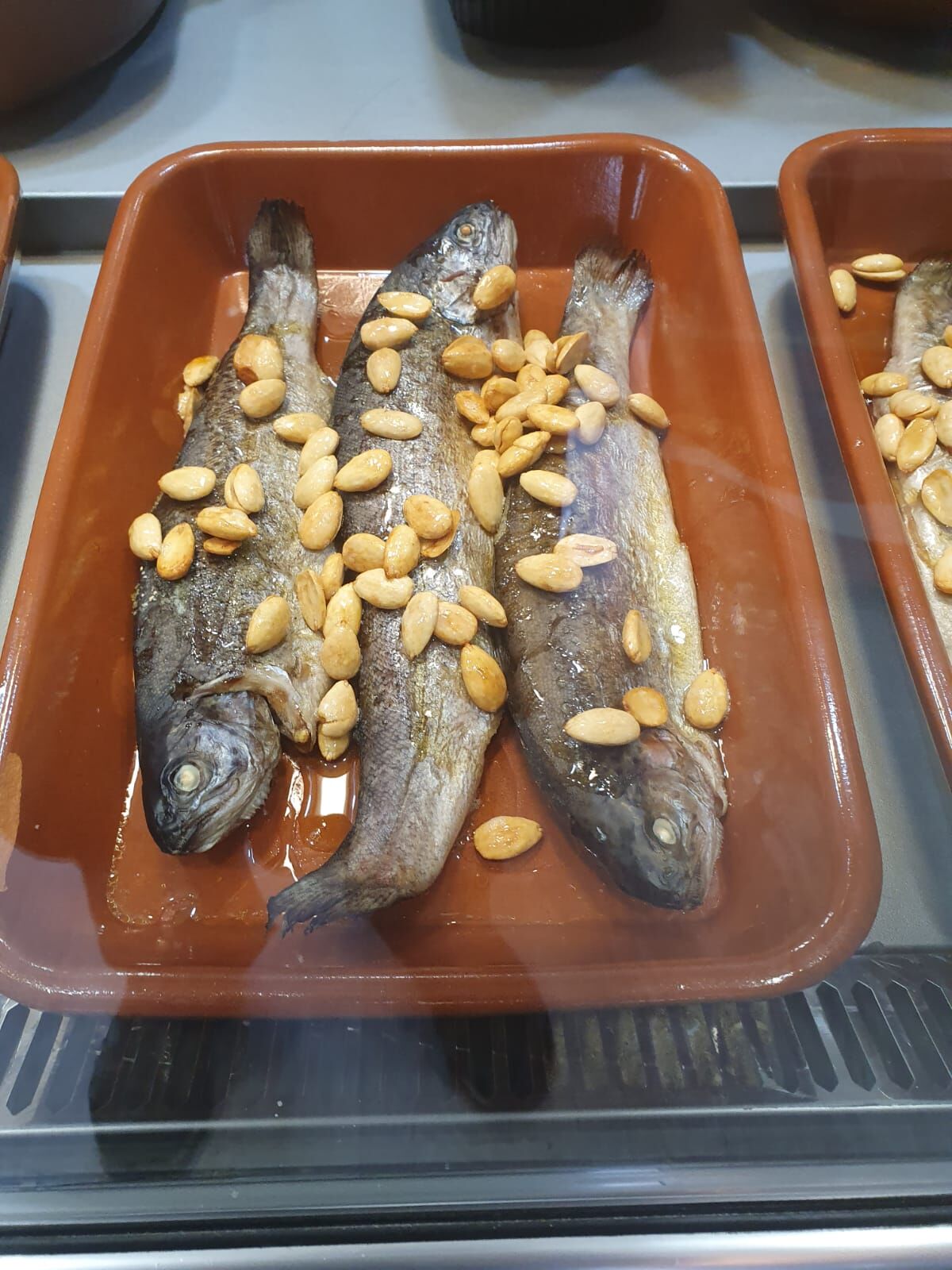 Trucha al horno con almendras