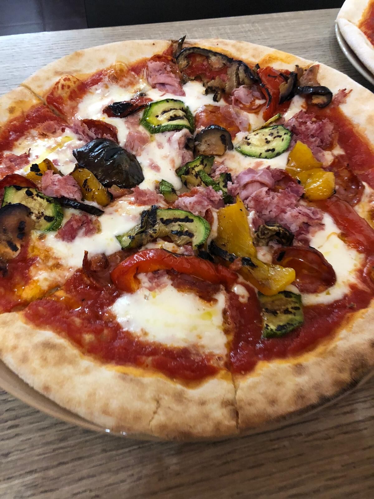 Pizza verdure grigliate con prosciutto cotto e stracchino