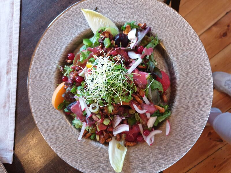 Bunter Sommersalat mit warmen Pfifferlingen an Himbeerdressing