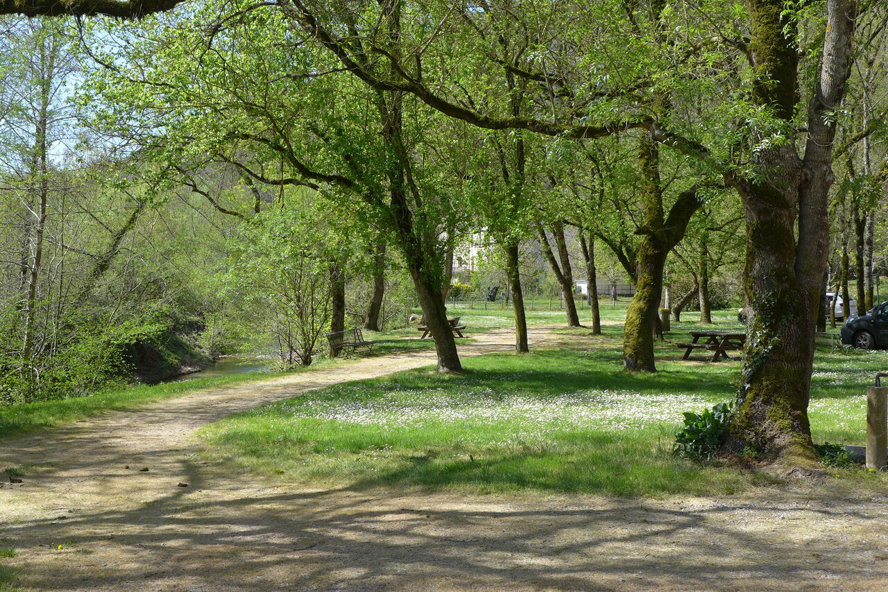 parking et aire de pique-nique a 100m du restaurant