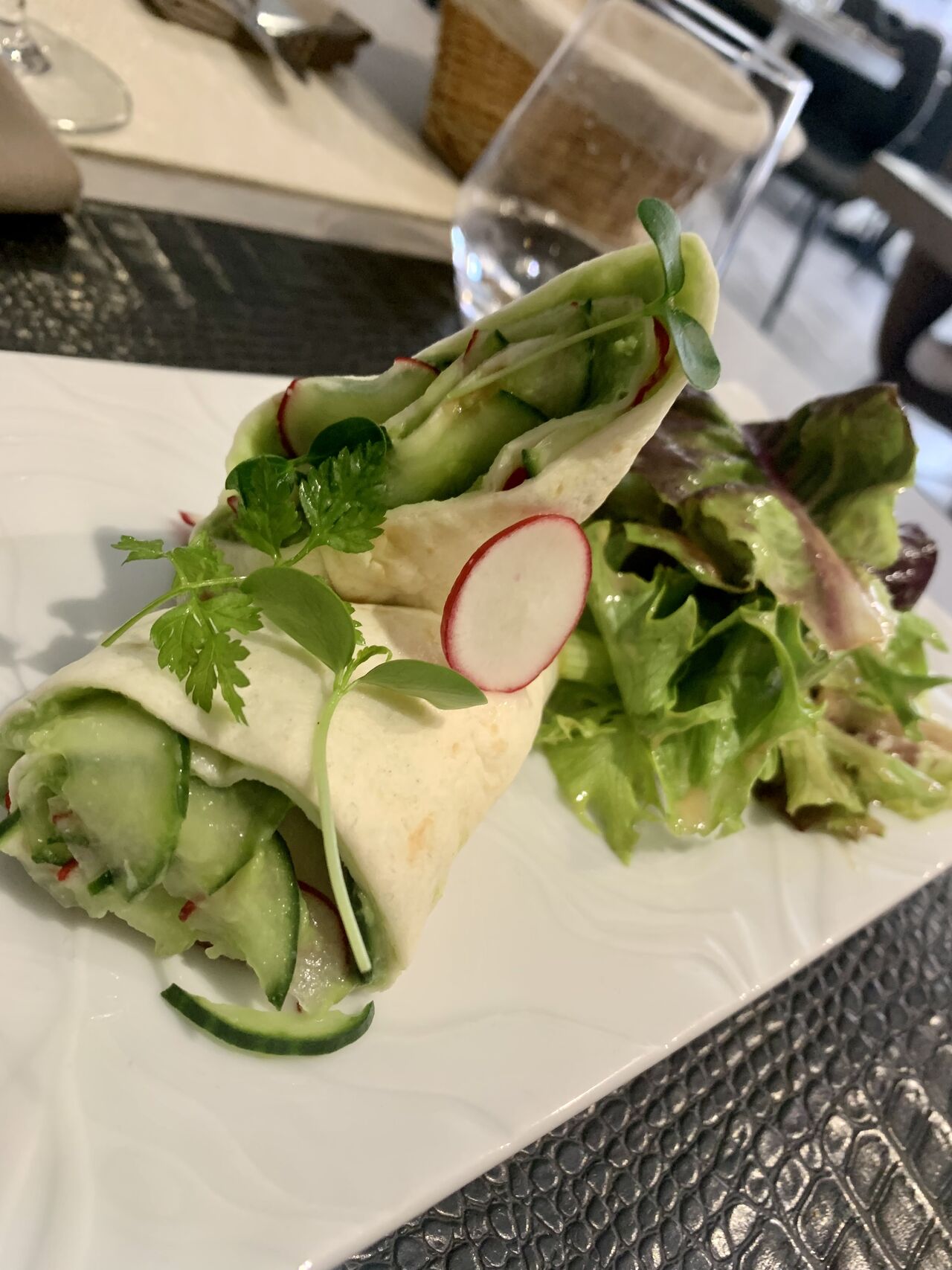 Entrée menu semaine midi : wraps, avocat, radis, concombre