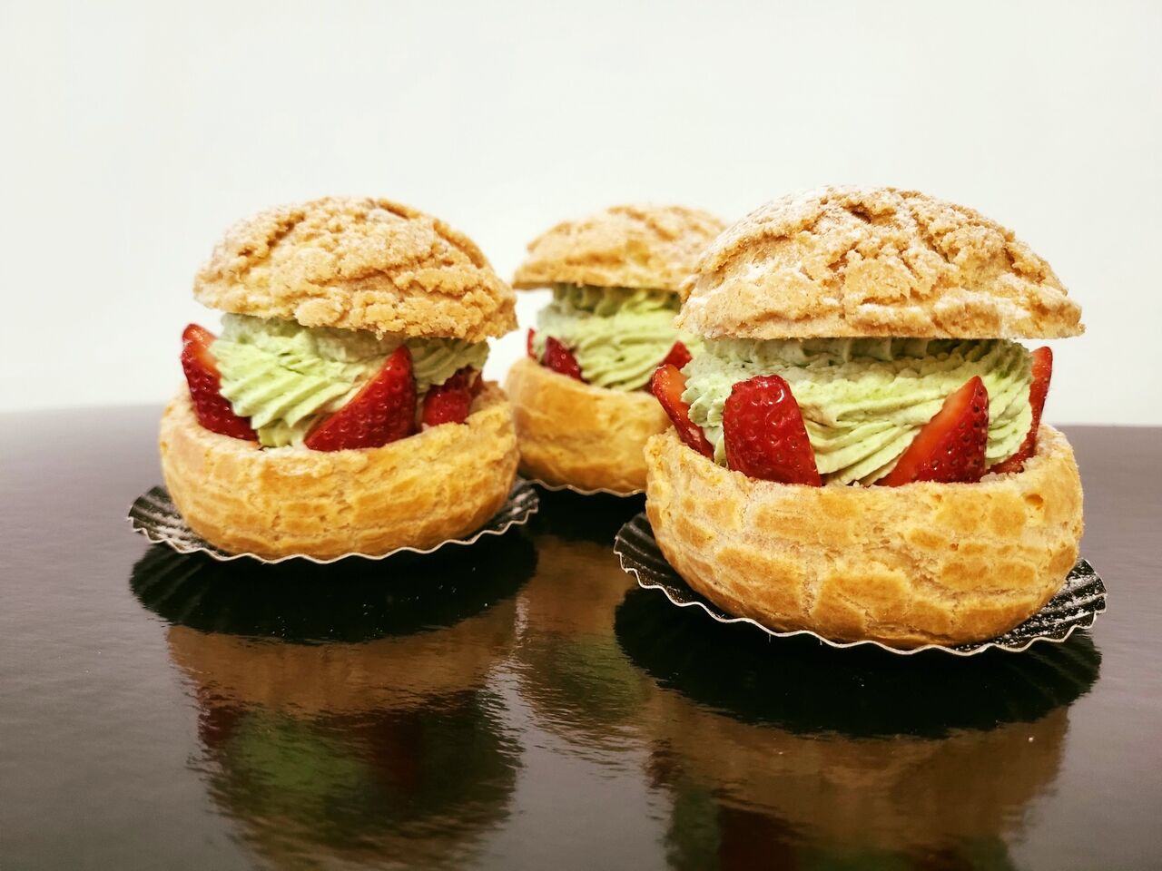 Chou craquelin garni de fraises fraiches et d'une chantilly à la pistache