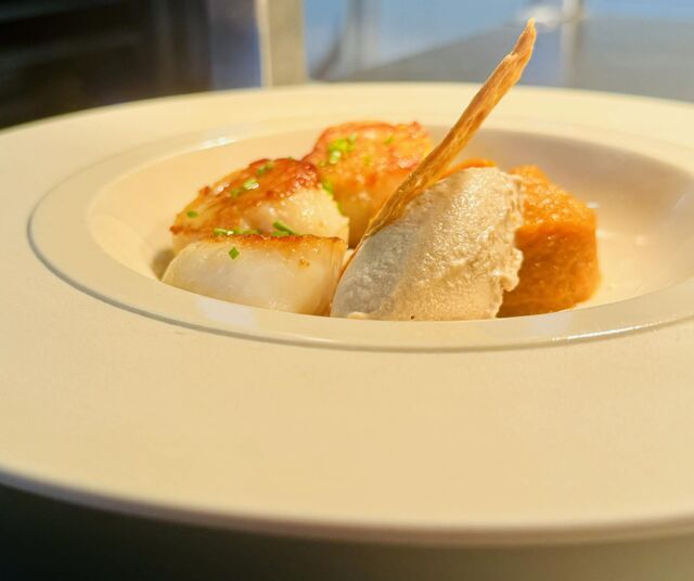 Saint-Jacques snackées, purée de carotte à la vanille & glace noisette torréfiée maison