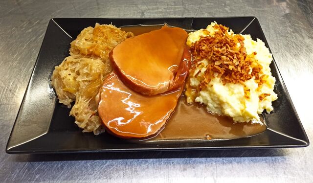 Hausgemachtes Kassler mit Sauerkraut und Kartoffelbrei
