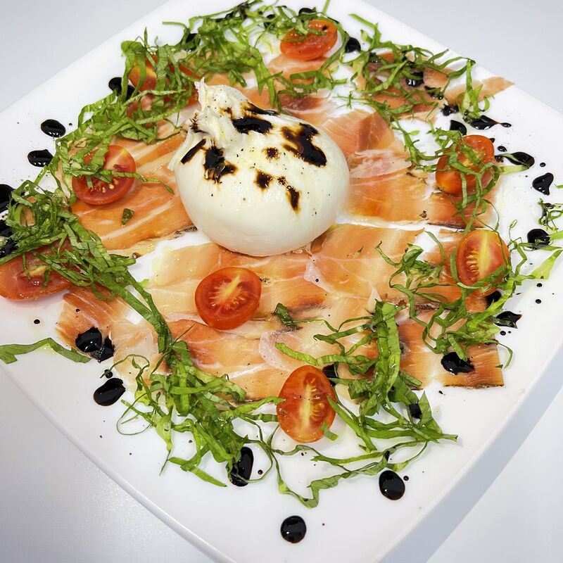 Nuestra magnífica ensalada de burrata fresca con spek.