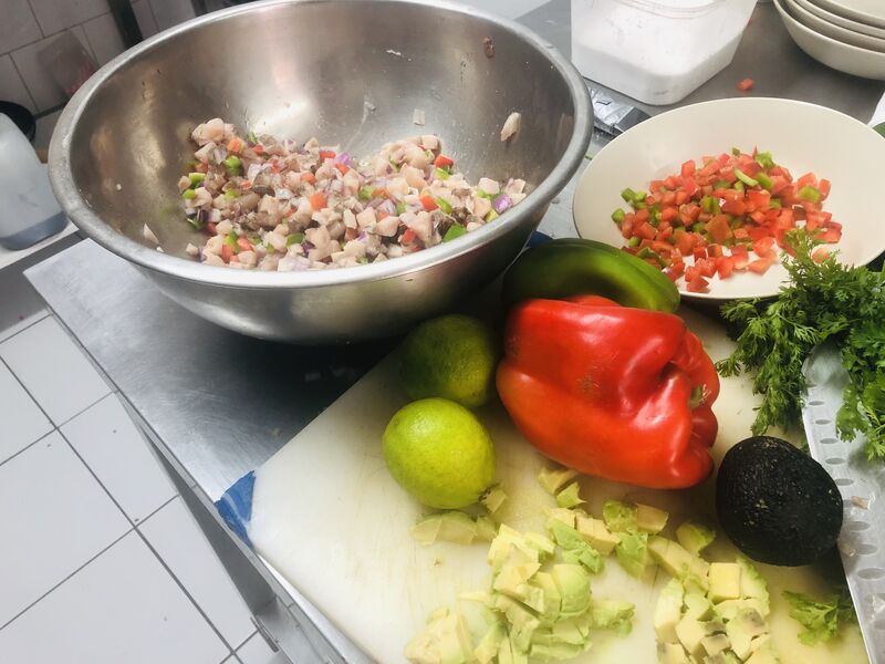 La préparation pour le ceviche : tartare de dorade façon sud-américaine